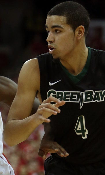Hayes displays improvement, leads No. 3 Wisconsin past Green Bay